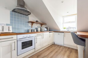 Appartement, balcon | Cuisine privée | Grand réfrigérateur, micro-ondes, four, plaque de cuisson