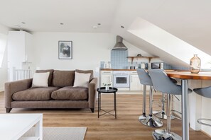 Apartment, Balcony | Living area | 32-inch flat-screen TV with cable channels, Netflix, streaming services