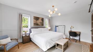 2 quartos, escrivaninha, ferros/tábuas de passar roupa