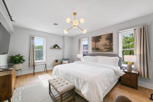 Downtown Boutique Comfort w/ Style- Otter Suite