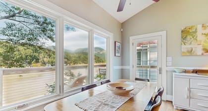 Stunning Lake Front with outdoor dining, gas fireplace, Wifi, and A/C
