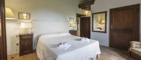 5 Schlafzimmer, Bügeleisen/Bügelbrett