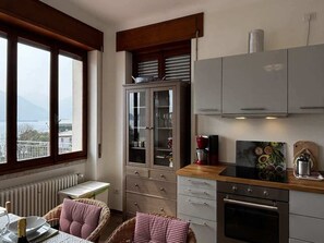 Frigorífico, microondas, horno y placa de cocina
