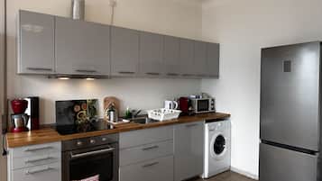 Frigorifero, microonde, forno, piano cottura