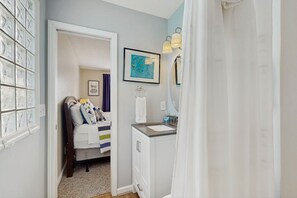 5 bedrooms, iron/ironing board, internet, bed sheets