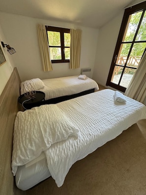 2 bedrooms, iron/ironing board, WiFi, bed sheets