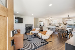 Living area - West Linn Wanderlust: Your Mid-Term Retreat (West Linn)
