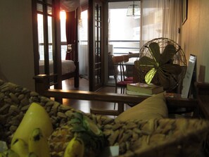 Condo, 1 phòng ngủ, hút thuốc, ban công | Phòng khách