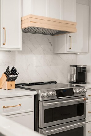 公寓客房, 多張床 (Eden West 1004) | 私人廚房 | 紙手巾