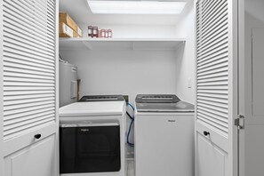 콘도, 침대(여러 개) (Eden West 1004) | 전용 주방 | 키친타월