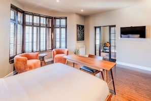 Suite | In-room safe, blackout drapes, iron/ironing board - Hôtel Boutique Unique Stays (Montréal)