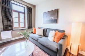 In-room safe, blackout curtains, iron/ironing board - Hôtel Boutique Unique Stays (Montréal)
