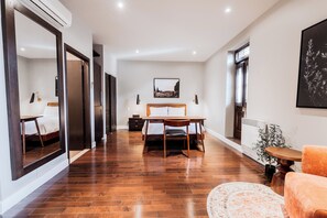 Suite, Balcony | In-room safe, blackout drapes, iron/ironing board - Hôtel Boutique Unique Stays (Montréal)