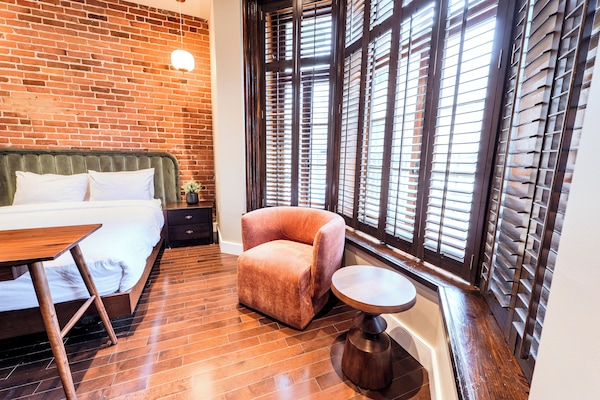 Deluxe kamer | Een kluis op de kamer, verduisterende gordijnen