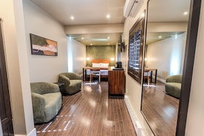 Comfort Room | In-room safe, blackout drapes, iron/ironing board - Hôtel Boutique Unique Stays (Montréal)