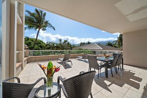 Outdoor dining - Honua Kai Konea 230 & 232: Side-by-Side Suites w/ Expansive Lanai (Lahaina)
