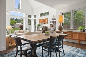 Dining - The Black Squirrel in Fairhaven: Boho-Modern Home Near Trails & Town (Bellingham)