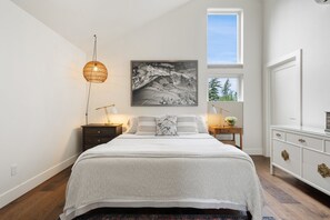 4 bedrooms, iron/ironing board, internet, bed sheets - The Black Squirrel in Fairhaven: Boho-Modern Home Near Trails & Town (Bellingham)