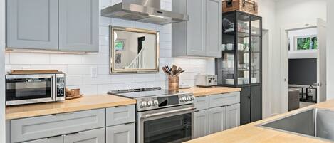 ثلاجة، ميكروويف، فرن، موقد طهي مسطح