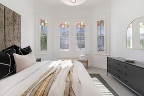3 habitaciones, tabla de planchar con plancha, wifi y ropa de cama