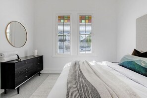 Tabla de planchar con plancha, wifi y ropa de cama