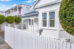 Exterior - Executive Ponsonby Abode w Heated Pool and Parking (Auckland Central Suburbs)