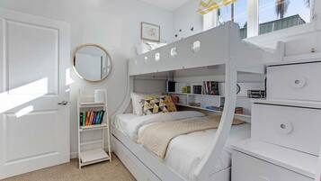 4 bedrooms, desk, iron/ironing board, WiFi