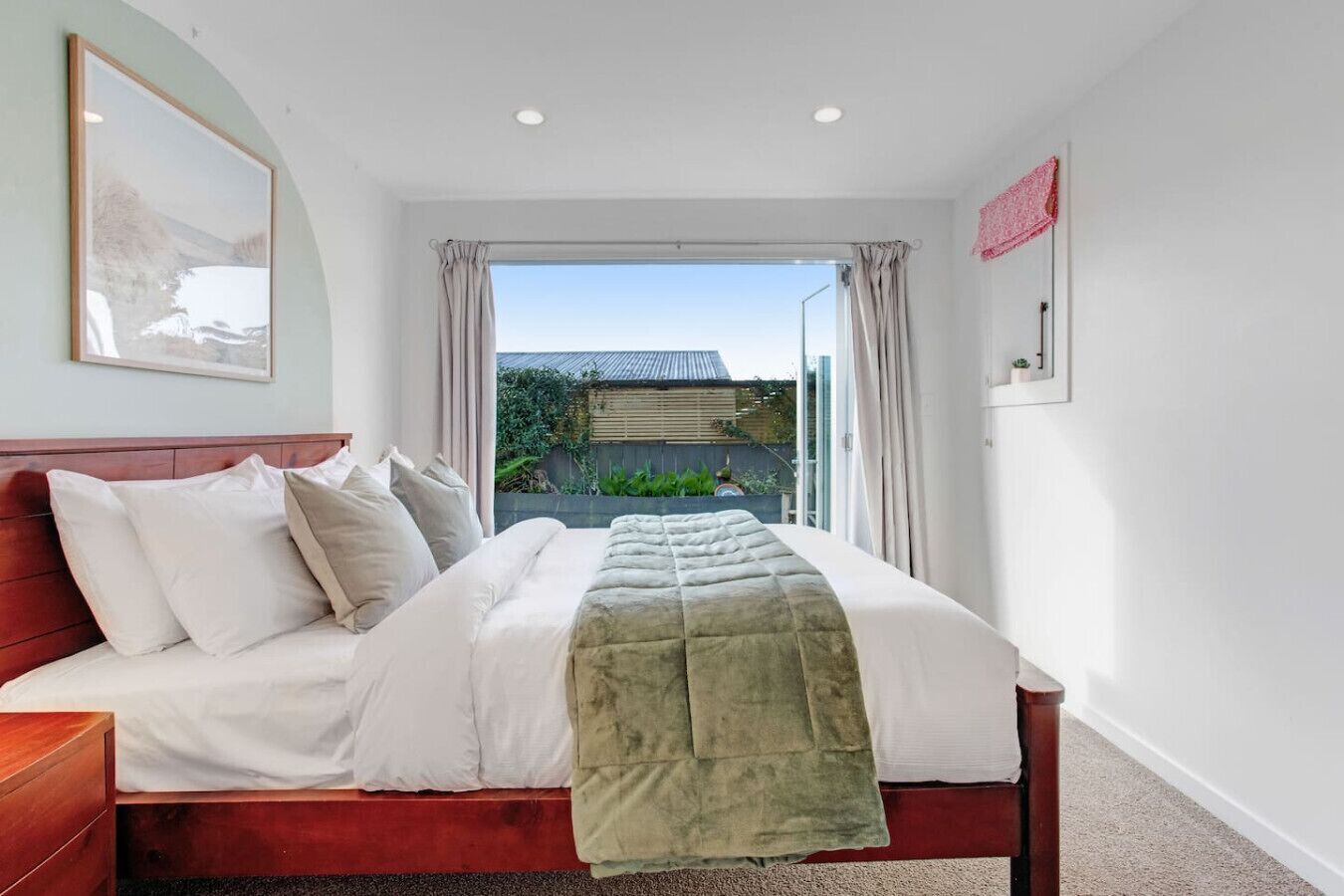 4 bedrooms, desk, iron/ironing board, WiFi