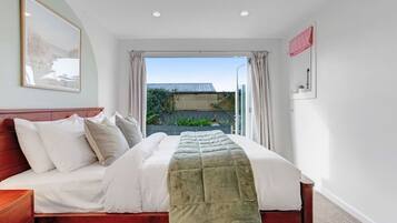 4 bedrooms, desk, iron/ironing board, WiFi