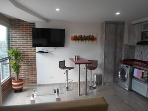 40-吋智慧型電視,提供有線頻道