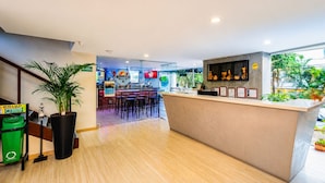 A sports bar with a counter, bar stools, and a view of the outdoors. - Laureles elegant Spring City Treat  (Medellín)