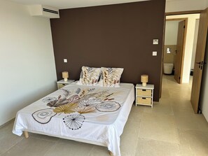 4 bedrooms, iron/ironing board, WiFi, bed sheets