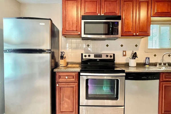 Frigorífico, microondas, horno y placa de cocina