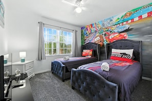 5 bedrooms, iron/ironing board, WiFi, bed sheets