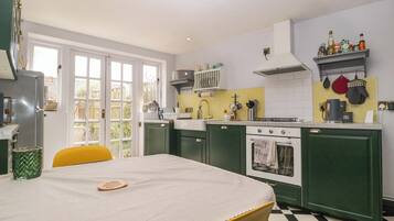 Cookware/dishes/utensils