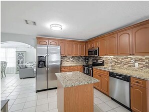 Refrigerador, microondas, horno, placa de cocina