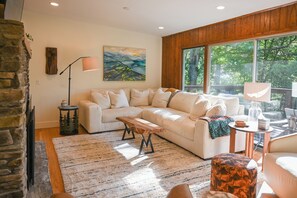 Téléviseur connecté, foyer, livres