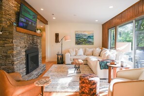 Smart TV, caminetto, libri