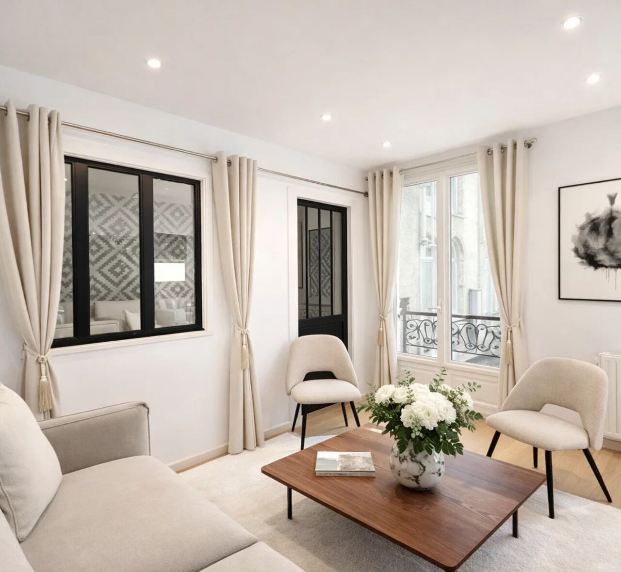 Apartment, Blick auf den Innenhof | Wohnbereich | 80-cm-Smart-TV mit Digitalempfang