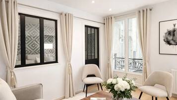 Apartment, Blick auf den Innenhof | Wohnbereich | 80-cm-Smart-TV mit Digitalempfang