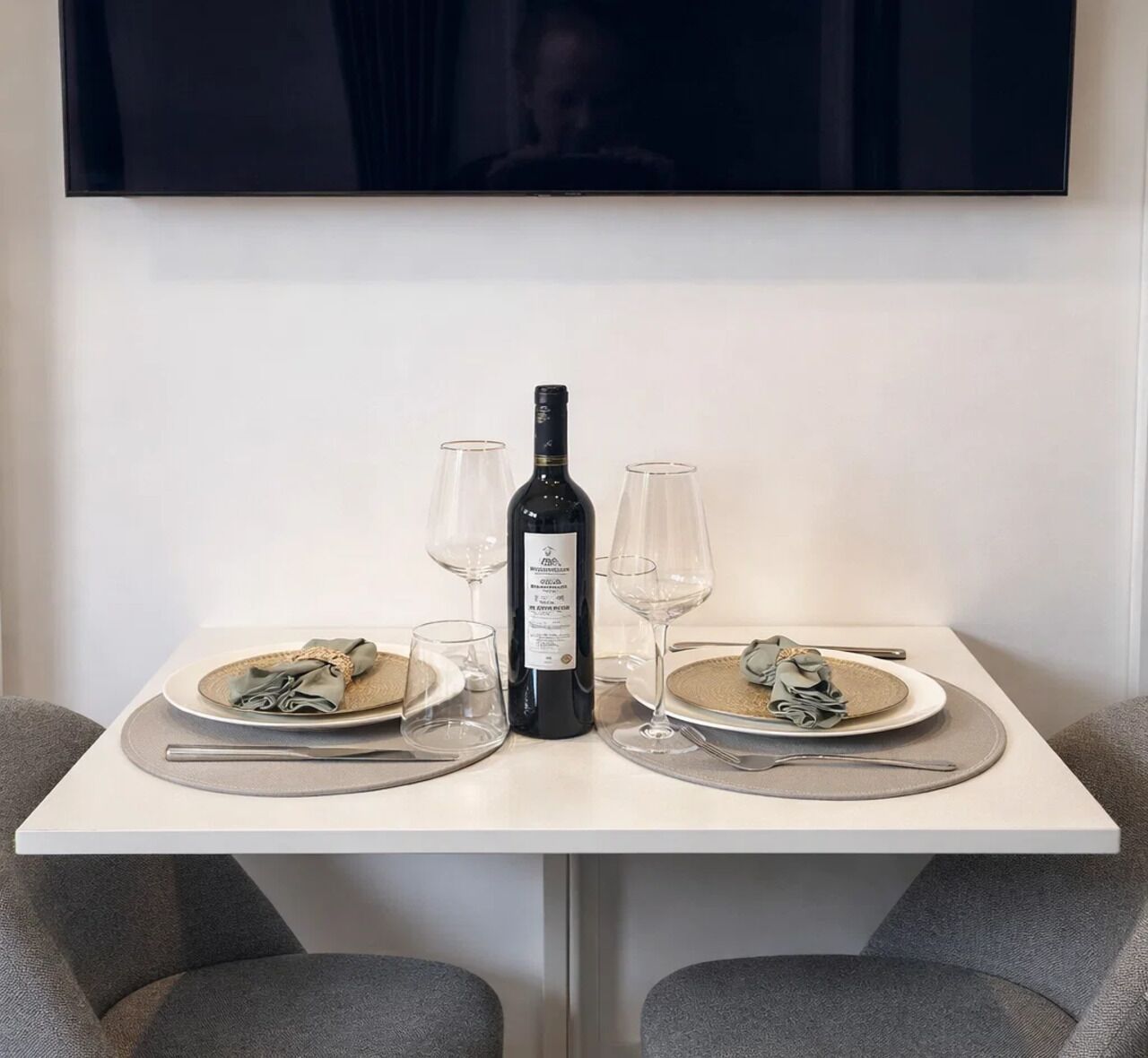 Huoneisto, näköala pihalle | Oleskelualue | 80–senttinen äly-TV, jossa digitaalikanavat