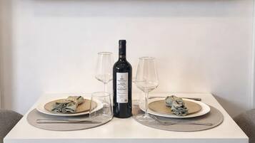 Huoneisto, näköala pihalle | Oleskelualue | 80–senttinen äly-TV, jossa digitaalikanavat