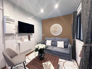 Apartment, Courtyard View | Living area | 80-cm Smart TV with digital channels - 1613 Montmartre (Paris)