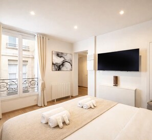 Iron/ironing board, travel cot, free WiFi, bed sheets - 1613 Montmartre (Paris)