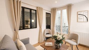 Appartement, vue cour intérieure | Coin séjour | TV connectée de 80 cm avec chaînes numériques