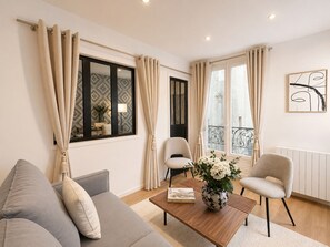 Apartment, Courtyard View | Living area