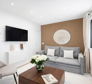 Living area - 1613 Montmartre (Paris)