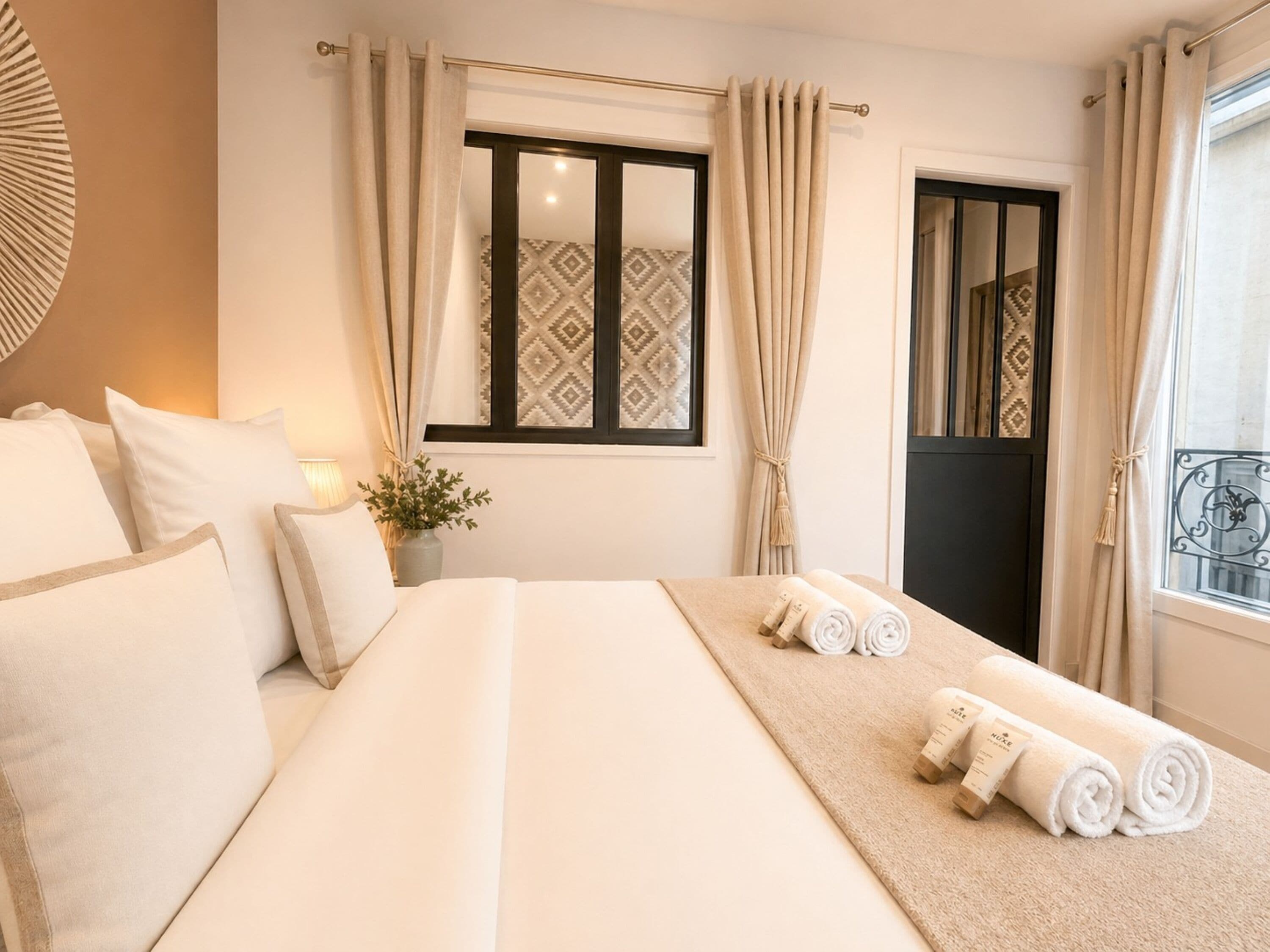 Appartement, vue cour intérieure | Coin séjour | TV connectée de 80 cm avec chaînes numériques
