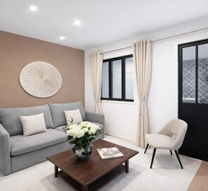 Apartment, Courtyard View | Living area | 80-cm Smart TV with digital channels - 1613 Montmartre (Paris)