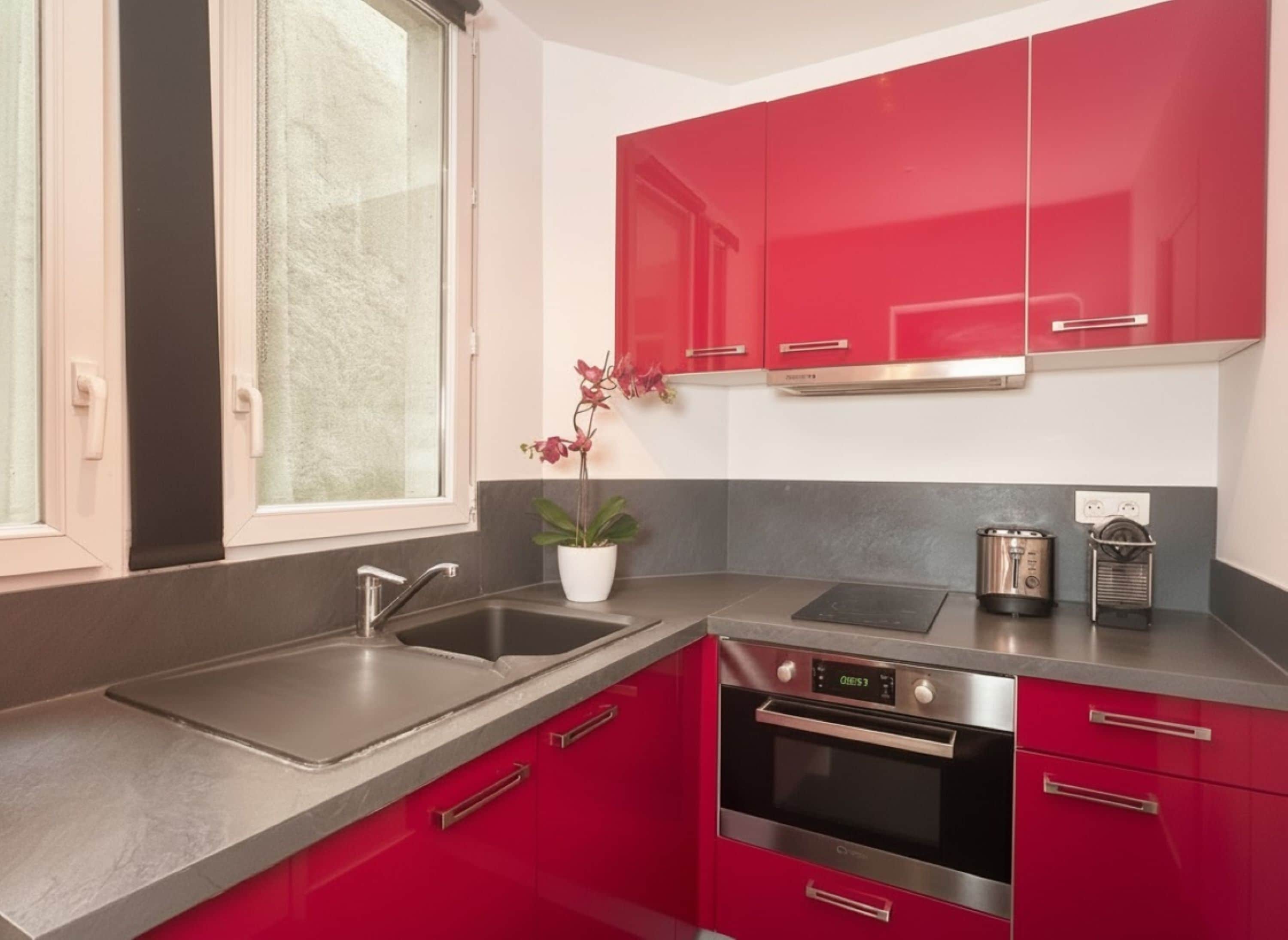 Appartement, vue cour intérieure | Cuisine privée | Machine à expresso, bouilloire électrique, grille-pain